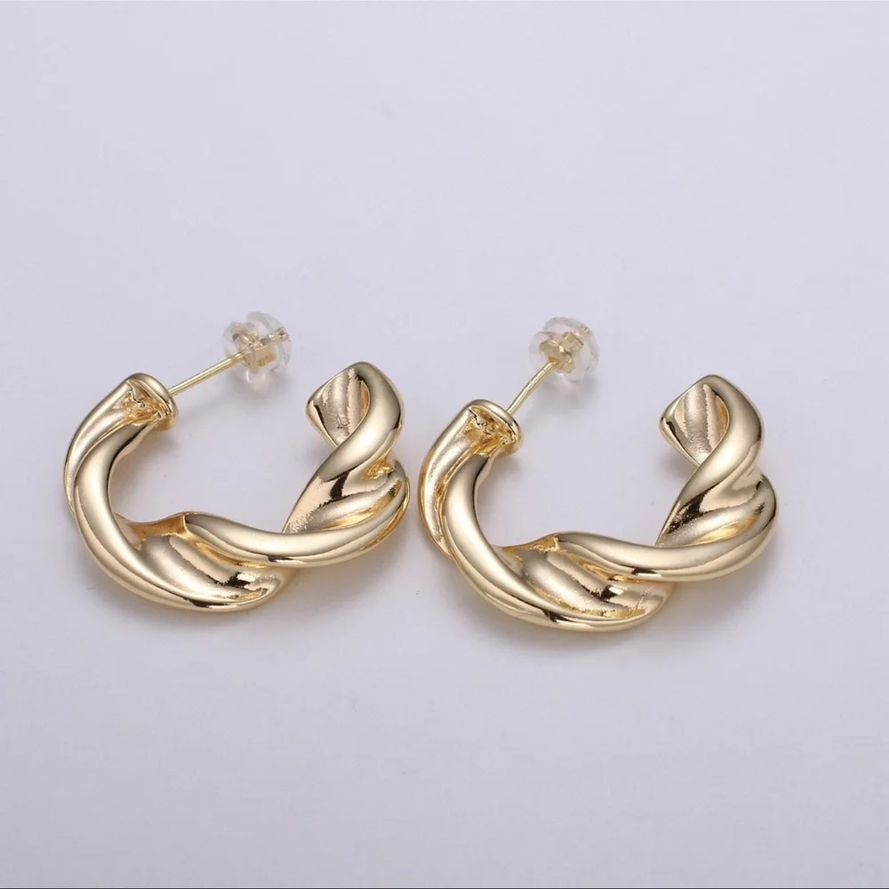 Twisted Design 18K Gold Stud Earrings